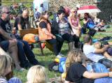 P1330132: Foto: Folkovou muziku si v sobotu vychutnali v prostorách hradu Lichnice