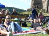 P1330184: Foto: Folkovou muziku si v sobotu vychutnali v prostorách hradu Lichnice