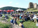 P1330220: Foto: Folkovou muziku si v sobotu vychutnali v prostorách hradu Lichnice