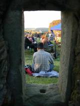 P1330379: Foto: Folkovou muziku si v sobotu vychutnali v prostorách hradu Lichnice