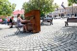 5g6h8425: Foto, video: Přispěje piano na Palackého náměstí k o oživení centra Kutné Hory?