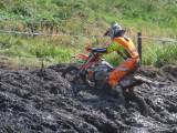 P1130587: Foto, video: O evropský titul motokrosaři bojovali i s překážkami plných bláta