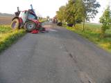 IMG_0084: Řidič osobního auta se plně nevěnoval řízení, narazil do traktoru