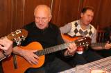 5G6H5750: Foto: Na oslavě sedmdesátky Antonína Schwaze nechyběly kytary!