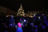 5G6H8761: Foto, video: Před prvním adventním víkendem se rozzářil vánoční strom v Kolíně