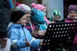 IMG_7894: Foto: Vánoční strom svítí i v Tupadlech u Čáslavi, na děti čekaly sladké dárečky!