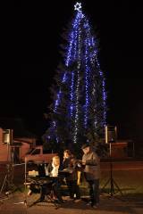 DSC_6416: Foto: U vánočního stromu v Kácově si ve středu zazpívali koledy