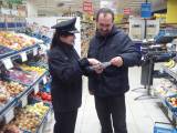 1: Policisté vyrazili do supermarketů, upozorňují na číhající nebezpečí