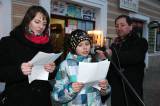 5G6H8827: Foto: Studenti Tylovy herecké školy četli na Palackého náměstí vánoční příběhy