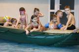 5G6H9166: Foto: Děti skotačily v kutnohorském bazénu na raftu, plavaly i závod