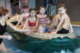 5G6H9169: Foto: Děti skotačily v kutnohorském bazénu na raftu, plavaly i závod