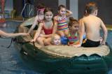 5G6H9171: Foto: Děti skotačily v kutnohorském bazénu na raftu, plavaly i závod