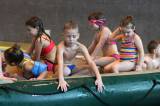 5G6H9174: Foto: Děti skotačily v kutnohorském bazénu na raftu, plavaly i závod