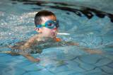 5G6H9217: Foto: Děti skotačily v kutnohorském bazénu na raftu, plavaly i závod