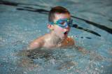 5G6H9220: Foto: Děti skotačily v kutnohorském bazénu na raftu, plavaly i závod