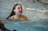 5G6H9231: Foto: Děti skotačily v kutnohorském bazénu na raftu, plavaly i závod