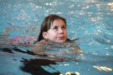 5G6H9240: Foto: Děti skotačily v kutnohorském bazénu na raftu, plavaly i závod
