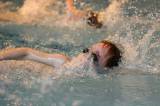 5G6H9260: Foto: Děti skotačily v kutnohorském bazénu na raftu, plavaly i závod