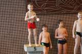 5G6H9266: Foto: Děti skotačily v kutnohorském bazénu na raftu, plavaly i závod