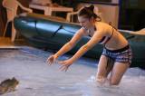 5G6H9300: Foto: Děti skotačily v kutnohorském bazénu na raftu, plavaly i závod