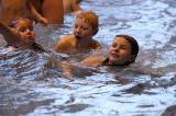 5G6H9334: Foto: Děti skotačily v kutnohorském bazénu na raftu, plavaly i závod