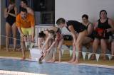 5G6H9347: Foto: Děti skotačily v kutnohorském bazénu na raftu, plavaly i závod