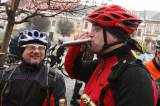5G6H3302: Foto: Kutnohorští cyklisté si na Nový rok připili tradičně na Palackého náměstí