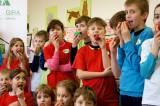 DSC00513: Žáci žehušické základní školy si pochutnávají na ovoci a zelenině od firmy Jiří Bareš - GIRA