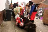 5G6H8070: Foto: Ostré drápy ukázal hladový medvěd, v Okřesanči ho nakonec přemohli