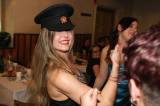 5G6H8762: Foto: Hasiči z Červených Janovic na svém plese nejen tančili, ale hasili i žízeň