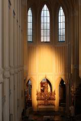 5G6H5097: Foto, video: Sluneční paprsky proťaly hlavní oltář katedrály Nanebevzetí Panny Marie