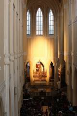 5G6H5109: Foto, video: Sluneční paprsky proťaly hlavní oltář katedrály Nanebevzetí Panny Marie