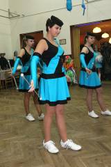 5G6H6559: Foto: Na karnevale ve Zbraslavicích tančili i vojáci v chemických oblecích