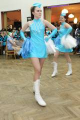 5G6H6604: Foto: Na karnevale ve Zbraslavicích tančili i vojáci v chemických oblecích