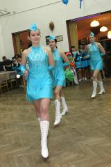 5G6H6615: Foto: Na karnevale ve Zbraslavicích tančili i vojáci v chemických oblecích
