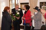 vernisaz13: Předávání květiny Janu Kačerovi - V muzeu na Hrádku zahájili výstavu „Otakar Schindler - návrhy scén a kostýmů“