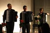 5G6H2690: Foto: Plzeňské akordeonové trio rozeznělo své nástroje v refektáři galerie GASK