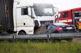 8: Smrtelná nehoda na obchvatu Kolína, čelní střet s kamionem nepřežil řidič osobního auta