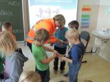 DSCN9183-001: Foto: Žáci první třídy ZŠ Žehušice besedovali s kutnohorskými záchranáři o první pomoci