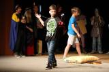 5G6H1286: Foto: Ve čtrnácté akademii ZŠ Kamenná stezka se tančilo, zpívalo, hrálo, rapovalo i loučilo 