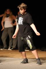 5G6H1554: Foto: Ve čtrnácté akademii ZŠ Kamenná stezka se tančilo, zpívalo, hrálo, rapovalo i loučilo 