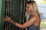 IMG_1375: Kateřina Klasnová na návštěvě psího útulku v Kutné Hoře