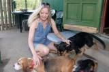 img_1433: Kateřina Klasnová na návštěvě psího útulku v Kutné Hoře