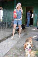IMG_1482: Kateřina Klasnová na návštěvě psího útulku v Kutné Hoře