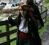 img_7544: Nefalšovaná bitva pirátů se strhla na rybníce v areálu mlýna v Paběnicích
