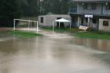 img_7632: Vytrvalý déšt zaplavil v Tupadlech obě fotbalová hřiště vodou s bahnem