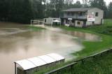 img_7633: Vytrvalý déšt zaplavil v Tupadlech obě fotbalová hřiště vodou s bahnem
