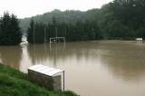 img_7634: Vytrvalý déšt zaplavil v Tupadlech obě fotbalová hřiště vodou s bahnem