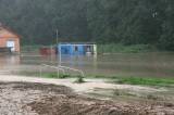 img_7641: Vytrvalý déšt zaplavil v Tupadlech obě fotbalová hřiště vodou s bahnem