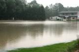 img_7643: Vytrvalý déšt zaplavil v Tupadlech obě fotbalová hřiště vodou s bahnem